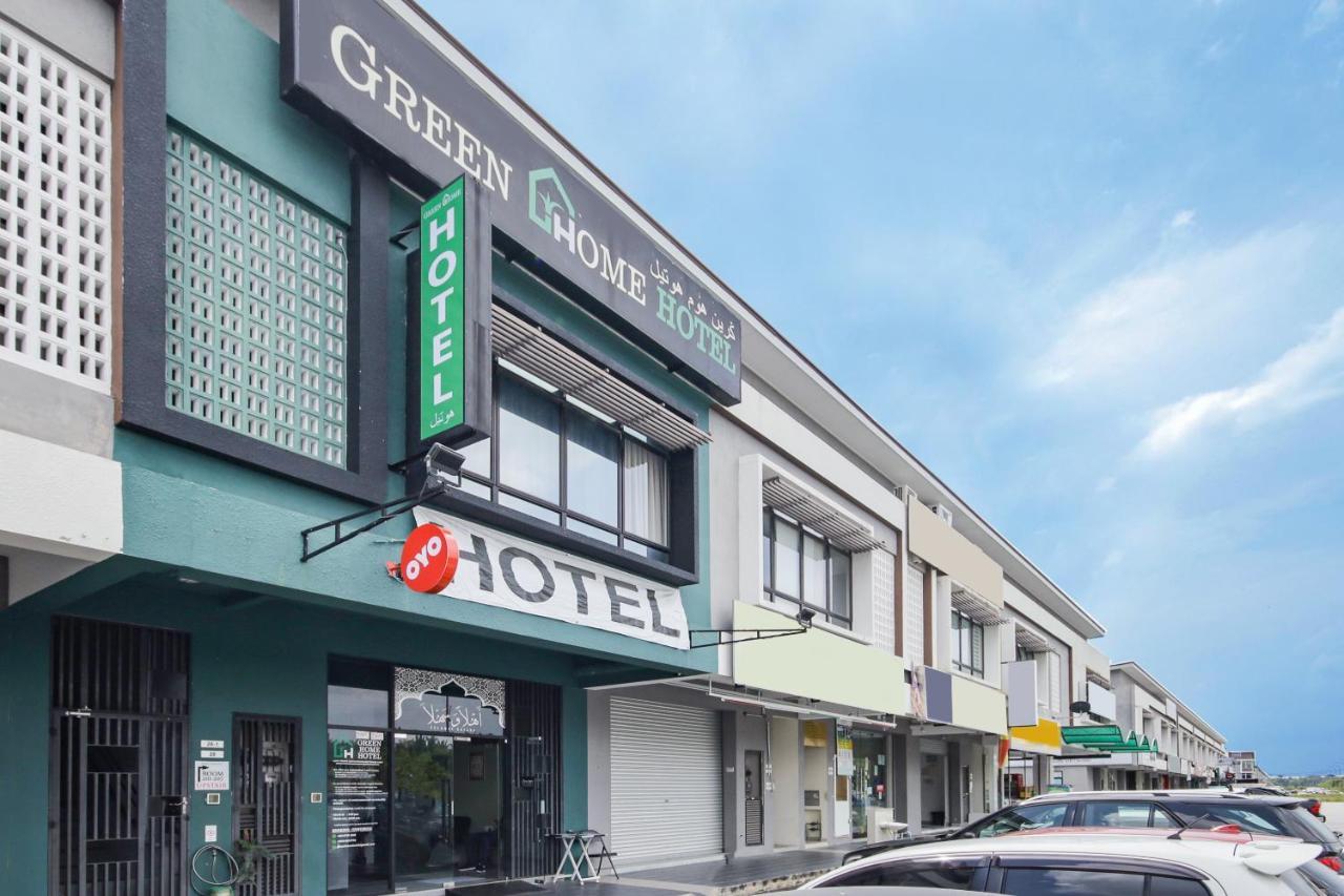 Oyo 90399 Green Home Hotel Syariah Sepang Exterior foto
