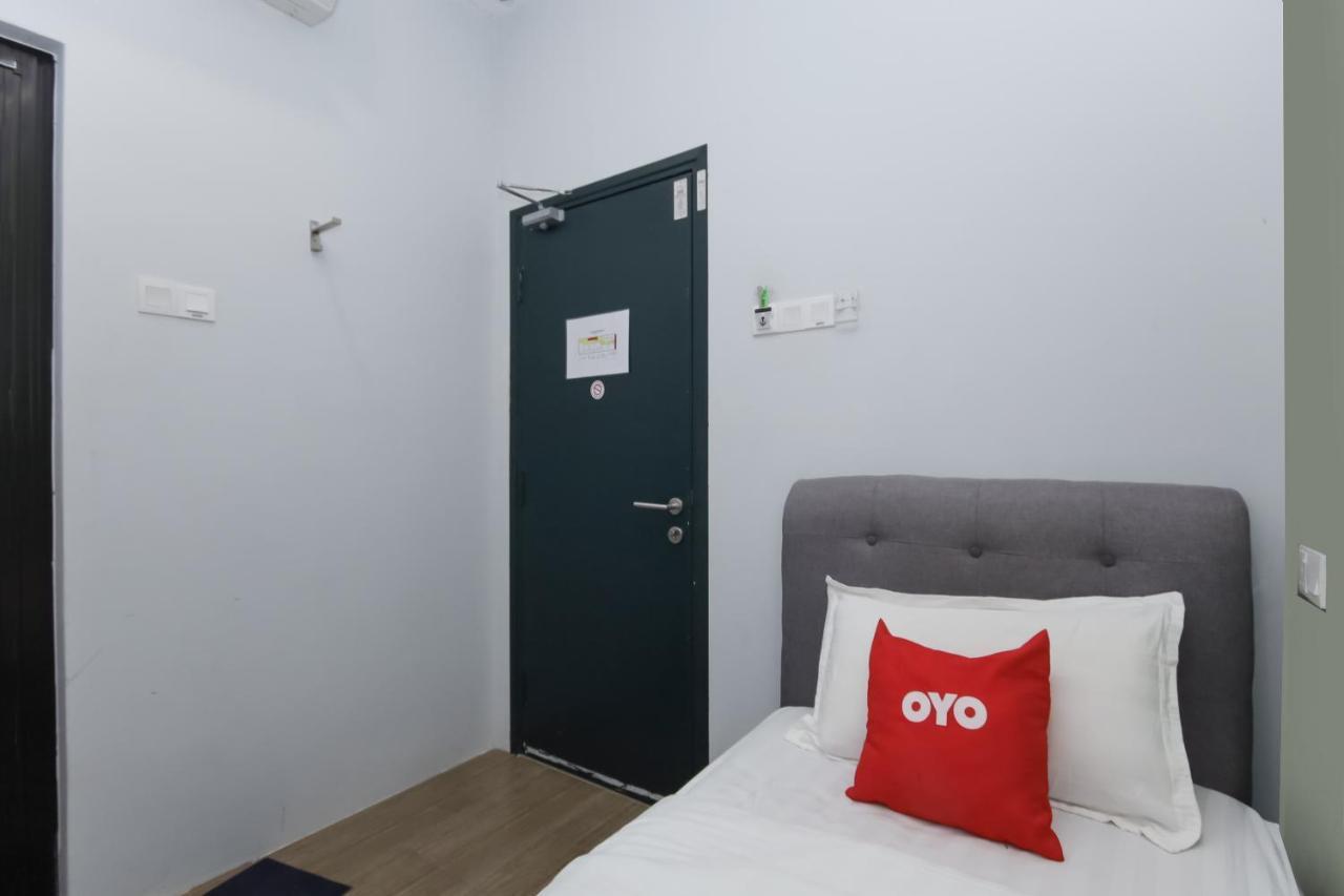 Oyo 90399 Green Home Hotel Syariah Sepang Exterior foto